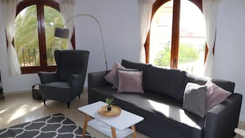 Smart TV, fireplace, stereo