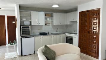 Smart TV, caminetto, impianto stereo