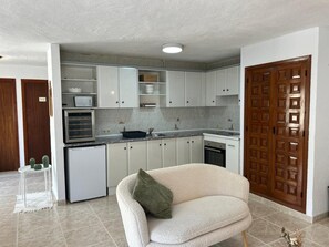 Smart TV, chimenea, estéreo