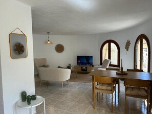 Smart TV, fireplace, stereo