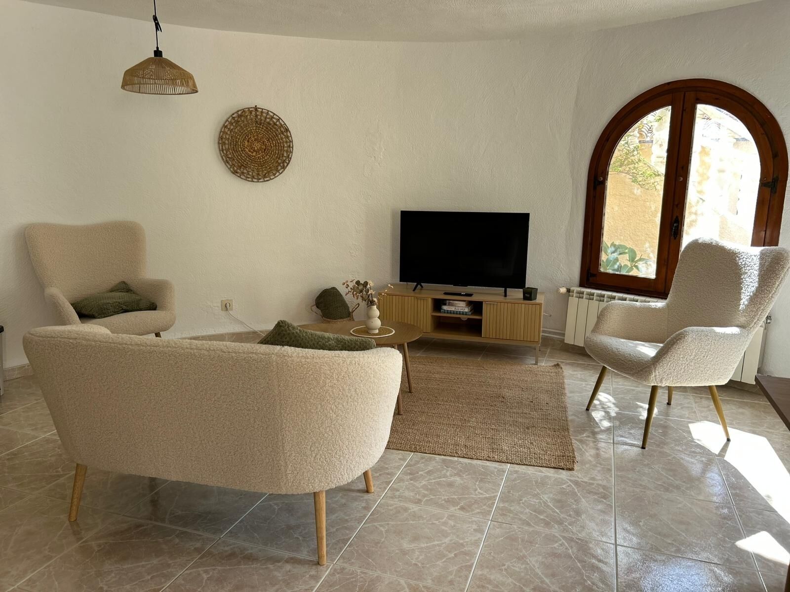 スマートテレビ、暖炉、ステレオ