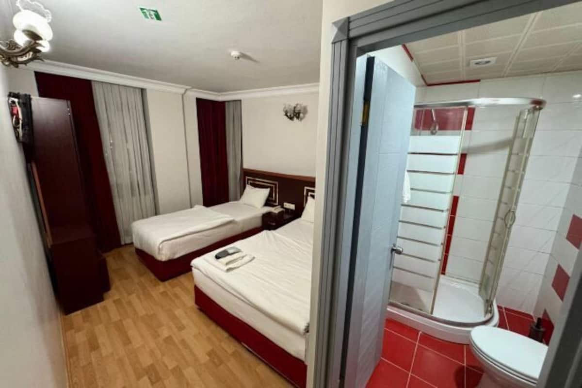 Luxe beddengoed, een bureau, babybedden, extra bedden