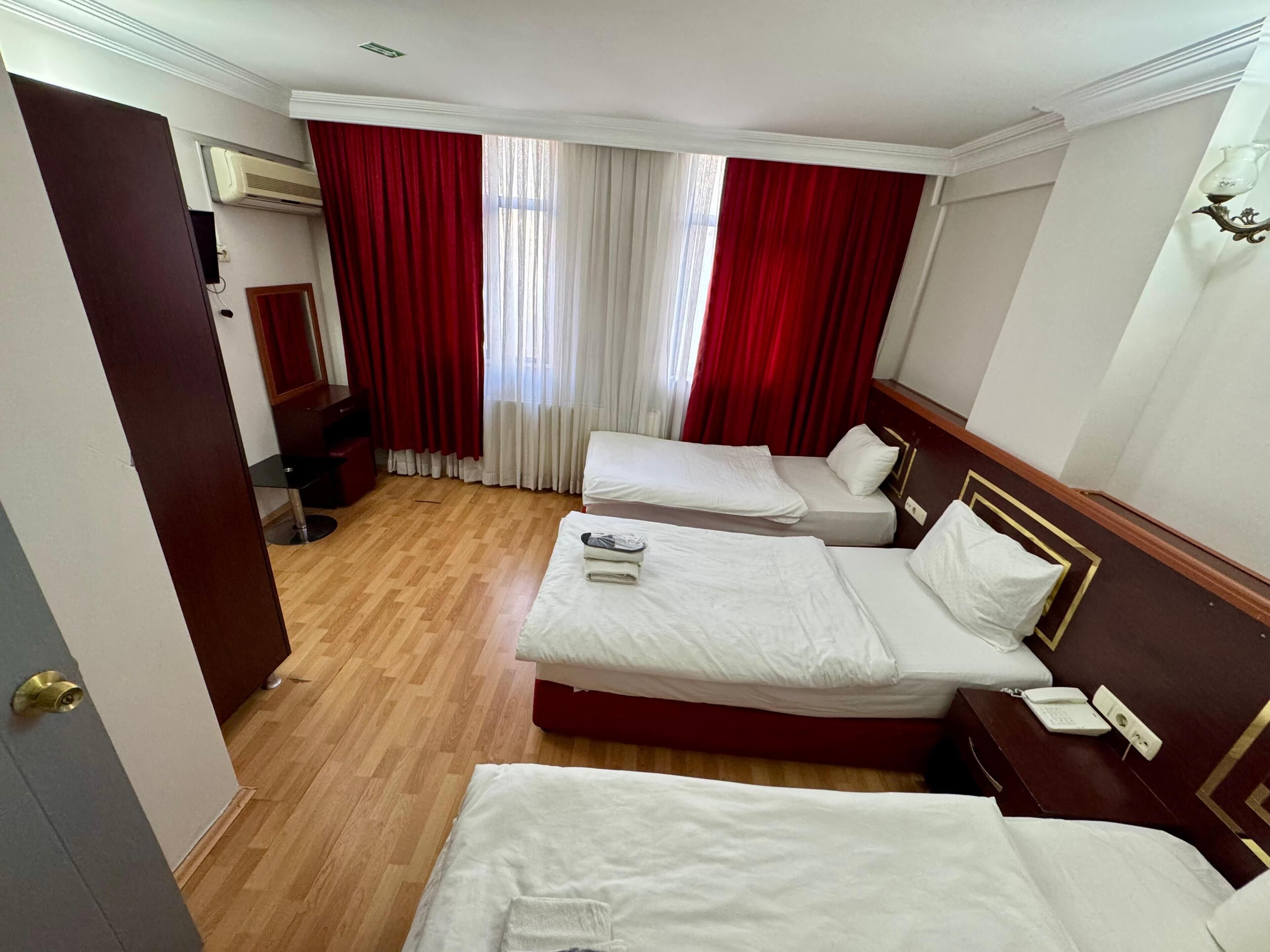 標準三人房 | 高級寢具、書桌、嬰兒床 (收費)、摺床/加床 (收費)