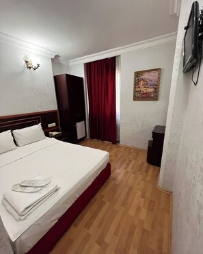 Premium bedding, desk, free WiFi, bed sheets - Red White Hotel (Istanbul)