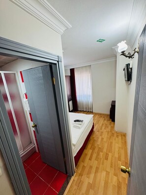 Standard Single Room | Peralatan tempat tidur premium, meja, Wi-fi percuma, cadar katil 