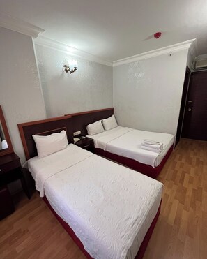 Premium bedding, desk, free WiFi, bed sheets - Red White Hotel (Istanbul)
