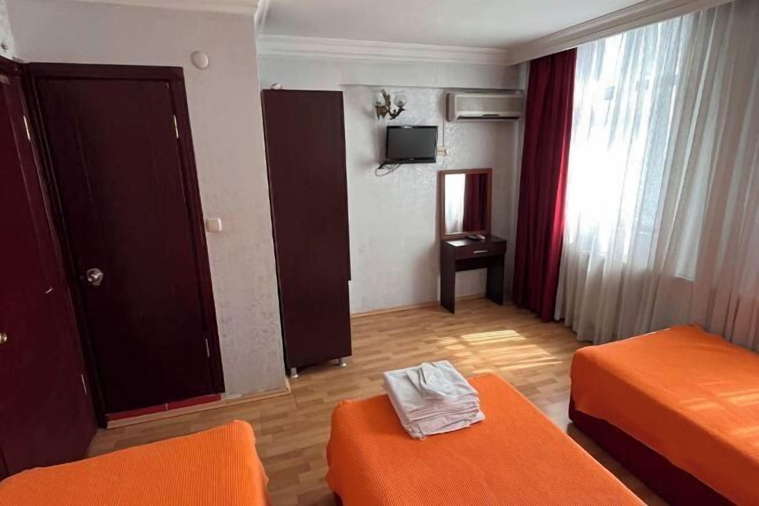 高級寢具、書桌、嬰兒床 (收費)、摺床/加床 (收費)