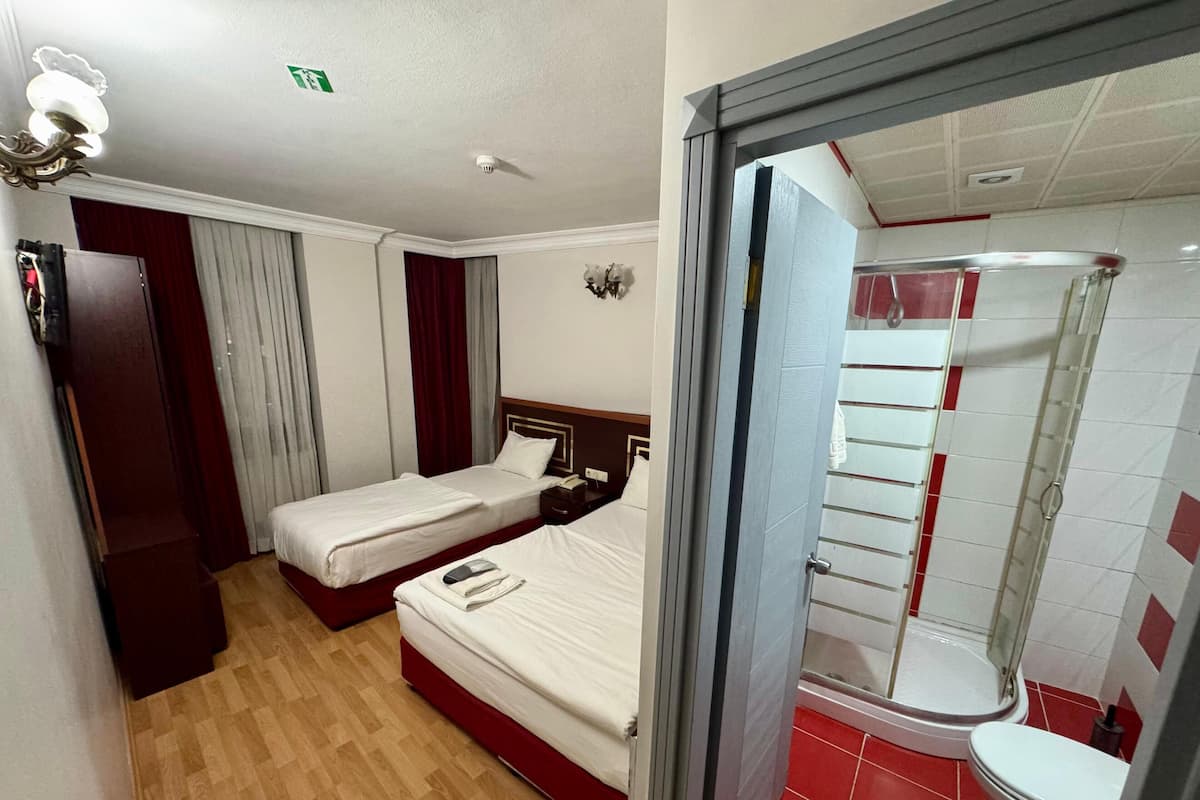 Quarto duplo econômico | Escrivaninha, Wi-Fi de cortesia, roupa de cama