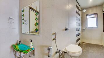 Habitación Deluxe | Baño | Regadera, amenidades de baño gratuitas, toallas