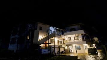 Fassade der Unterkunft – Abend/Nacht