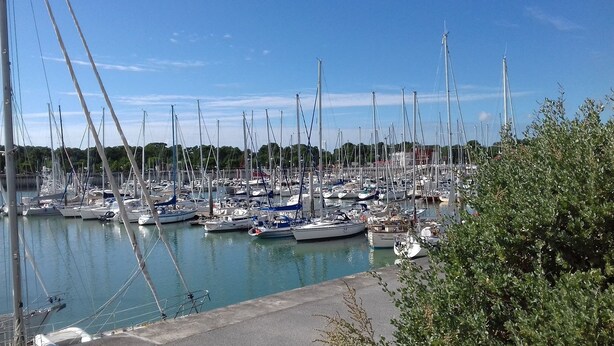 A marina filled with various sailboats docked at the pier. - Serene holidays in Soulac sur Mer (Soulac-sur-Mer)