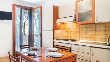 Fridge, stovetop