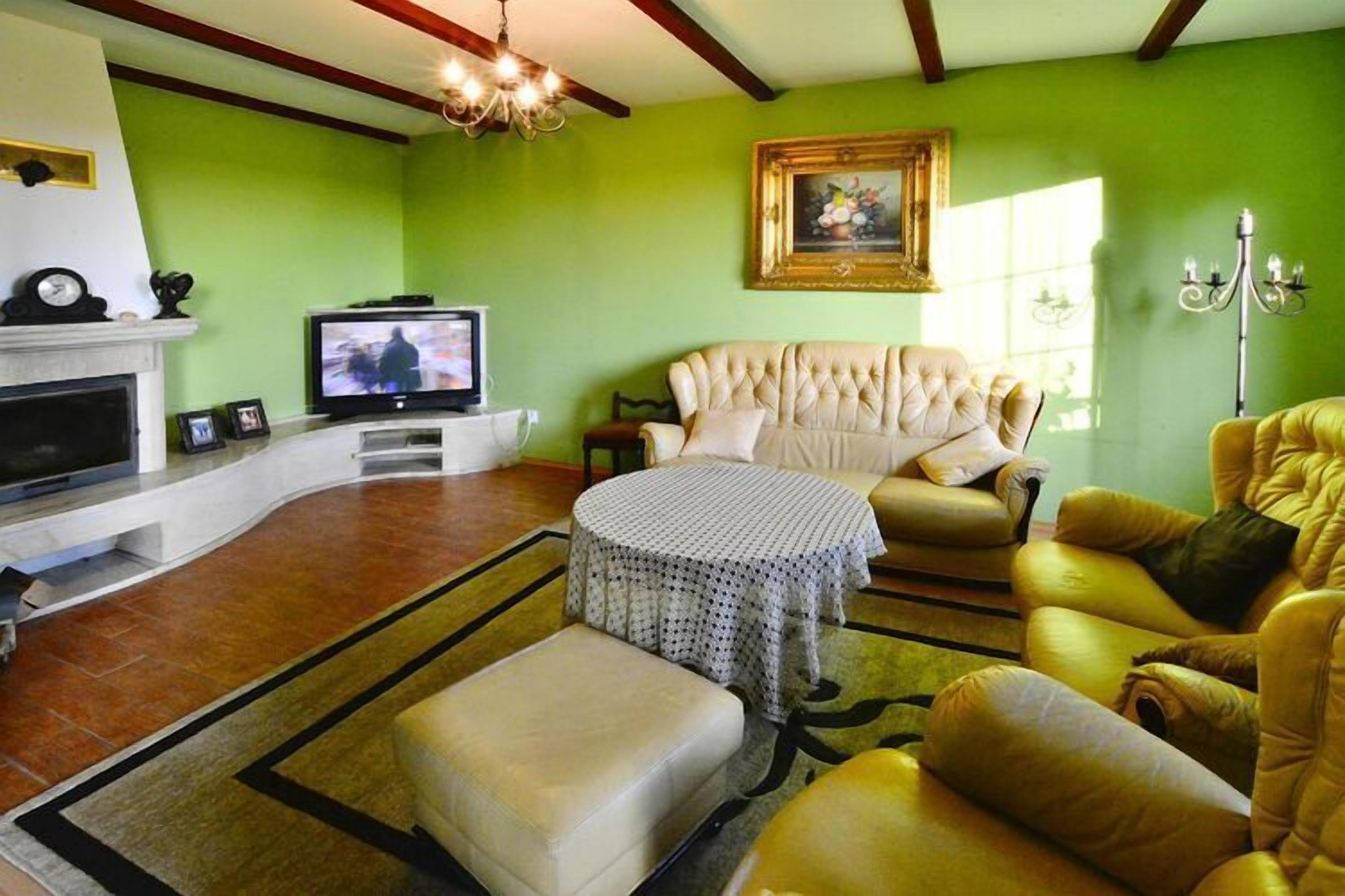 Una Smart TV, una chimenea, un futbolín, una mesa de tenis de mesa