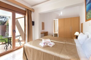 3 bedrooms, travel crib, WiFi - Holiday home in Kiotari with a barbecue (Kiotari)