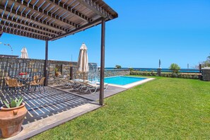 Outdoor dining - Holiday home in Kiotari with a barbecue (Kiotari)
