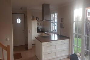 Fridge, oven, stovetop, dishwasher - Ferienhaus in Wohlenberg nahe der Ostsee (Wohlenberg)