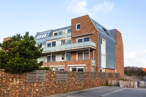 Exterior - Cozy spacious apartment with its own garden at the foot of the dunes. (Callantsoog)