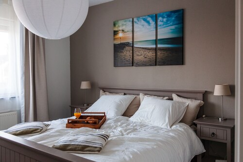 Cozy spacious apartment with its own garden at the foot of the dunes.