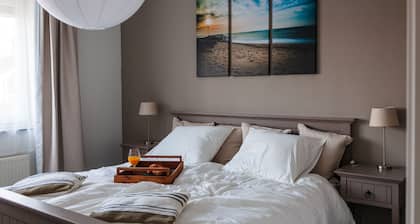 Cozy spacious apartment with its own garden at the foot of the dunes.