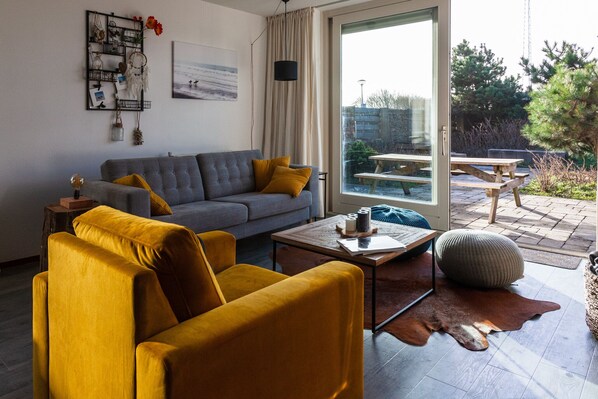 Smart TV, DVD player, video library, stereo