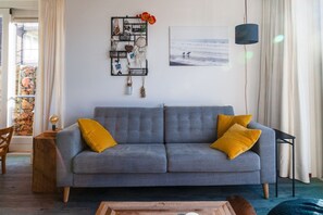 Smart TV, DVD player, video library, stereo