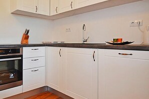 Fridge, oven, stovetop, dishwasher - Holiday Home in Privlaka near Sandy Beach (Privlaka)