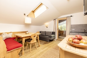 Traditional-Apartment (4 Persons) | Wohnbereich | Flachbildfernseher