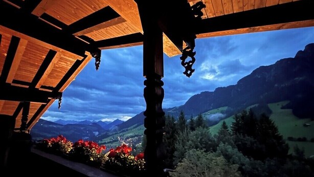 A wooden structure with a view of a mountainous landscape. - Alpbach Bergwald Apartments (Alpbach)