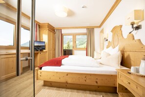 Traditional Twin Room, 1 King Bed, Mountain View (2 Persons) | Garden view