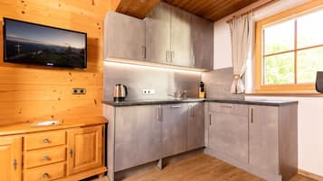 Traditional Studio (2 Persons) | Dapur peribadi | Peti sejuk/penyejuk beku saiz penuh, dapur, mesin basuh pinggan mangkuk