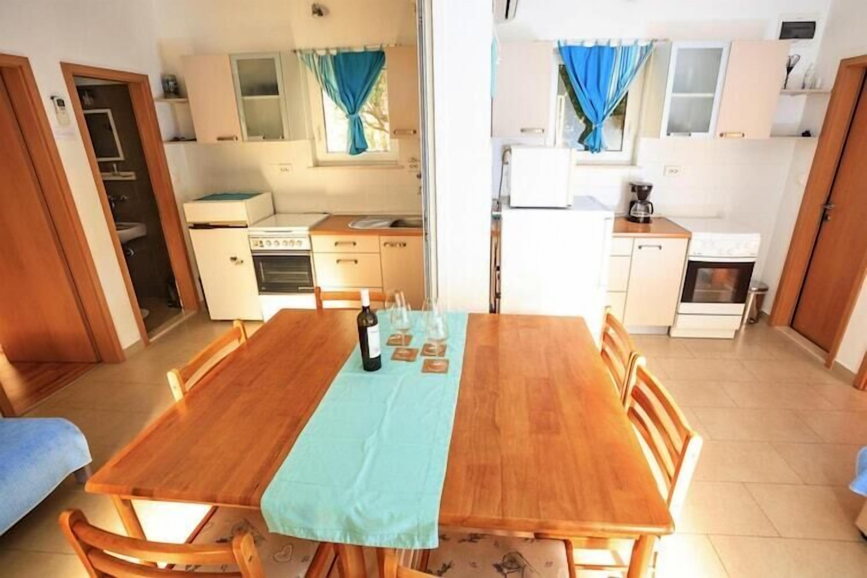 Una cucina compatta con zona pranzo.