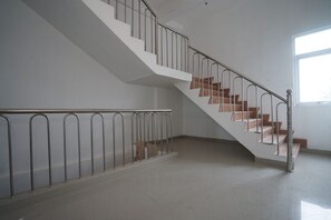 Staircase - OYO Life 1299 Balcony Orange Homestay (Palembang)