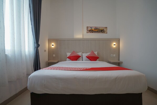 Standard Double Room | Desk, free WiFi, bed sheets - OYO Life 1299 Balcony Orange Homestay (Palembang)