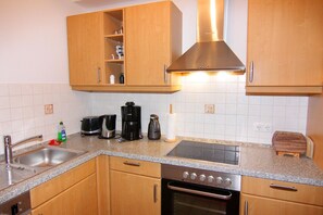 Kjøleskap, ovn, kokeplater og oppvaskmaskin