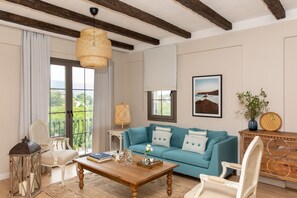 独特客房 | 起居区 | 40-英寸LED 电视 （配备卫星频道）、电视