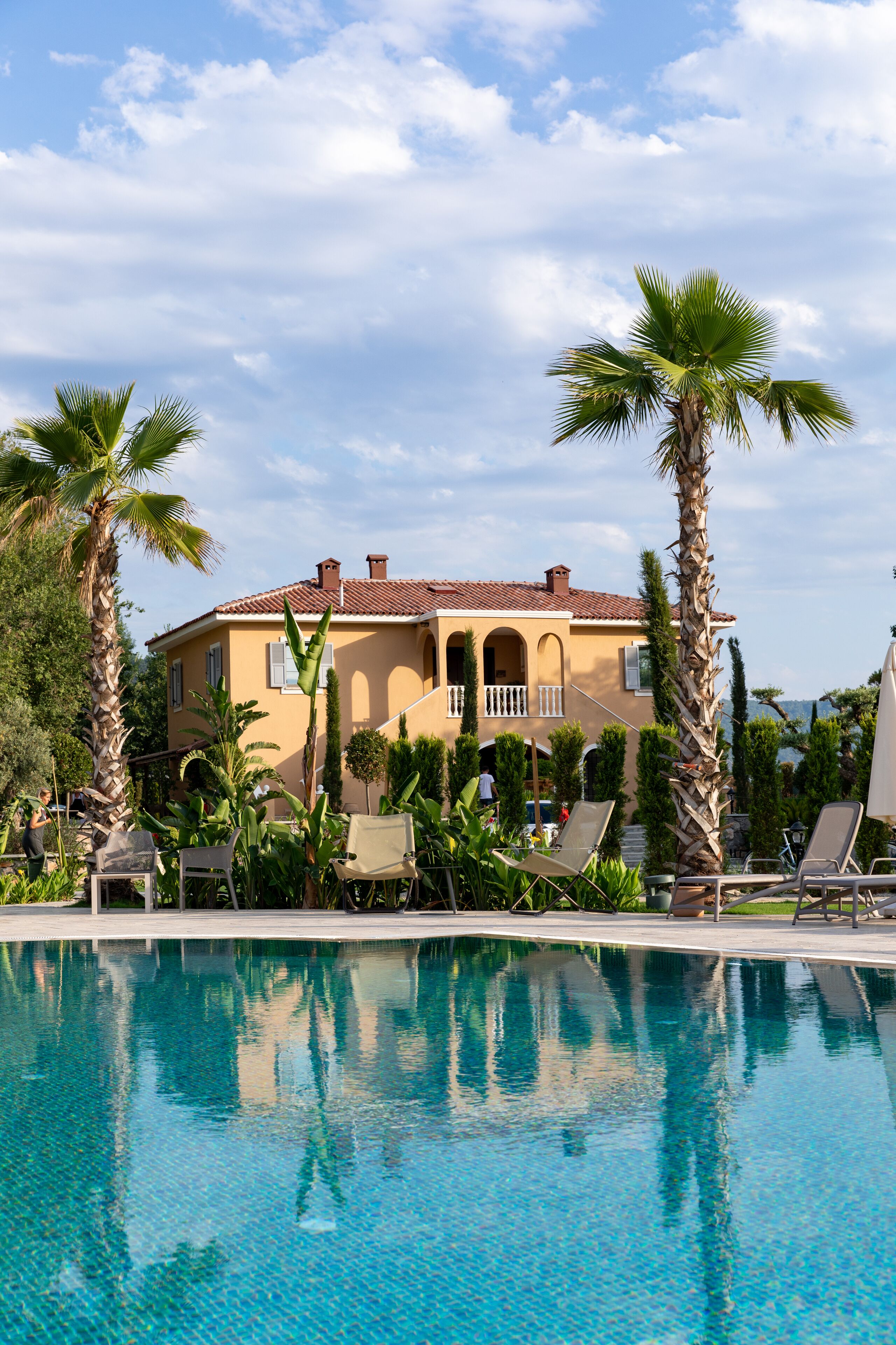 Sesongbasert utendørsbasseng, bassengparasoller og solsenger