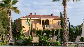 Sesongbasert utendørsbasseng, bassengparasoller og solsenger