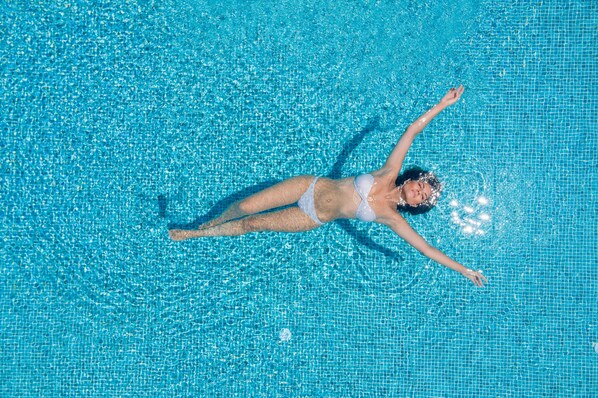 Alberca al aire libre por temporada y sombrillas en la alberca