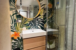 Douche, séchoir à cheveux, serviettes fournies