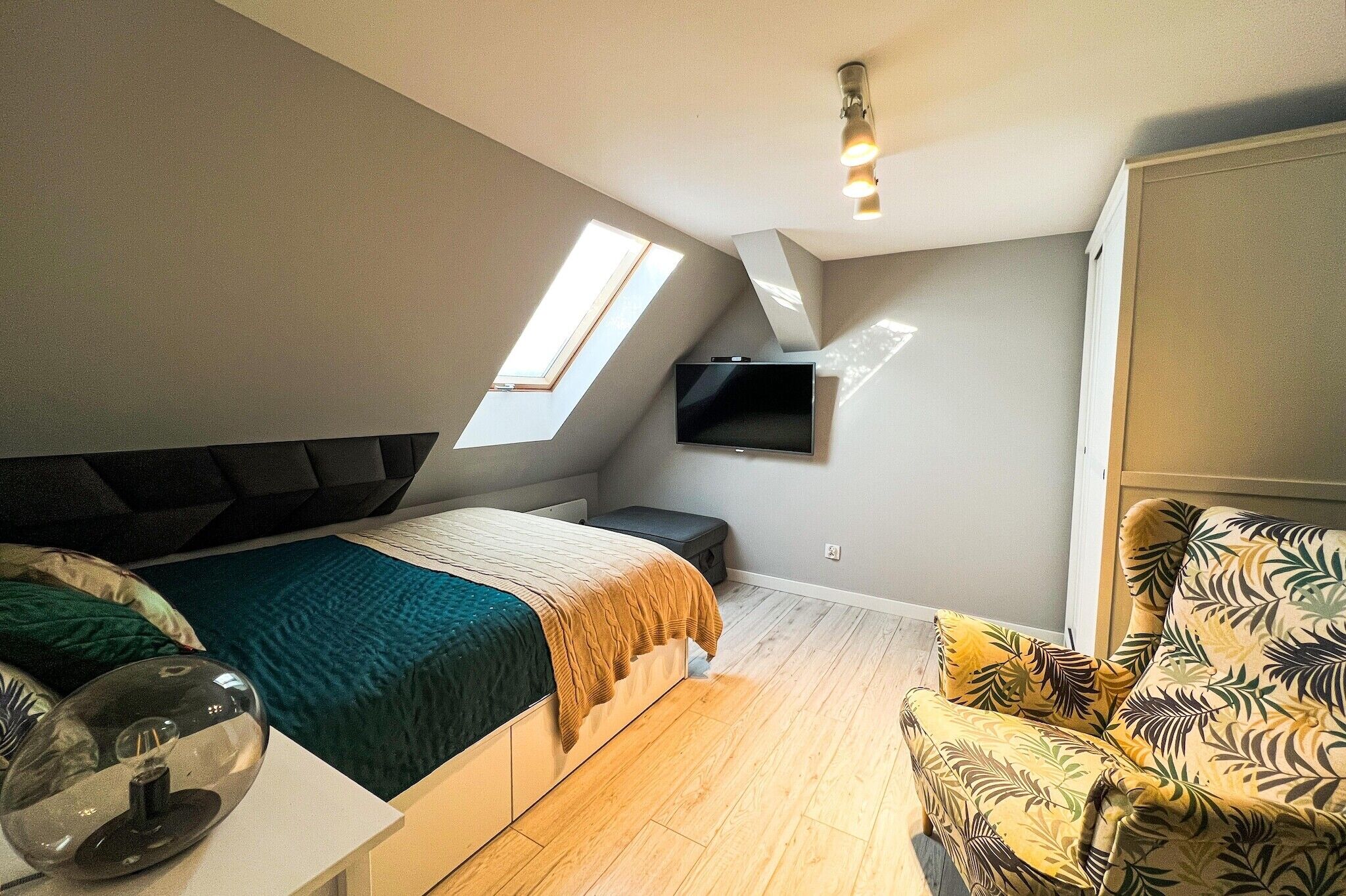 4 habitaciones, tabla de planchar con plancha y cuna de viaje 