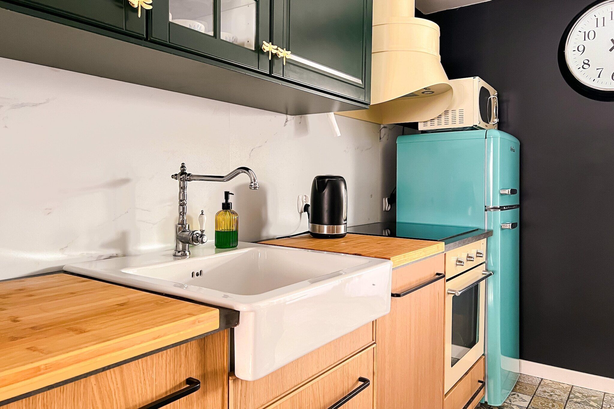 Refrigerador, microondas, horno y parrilla de estufa 