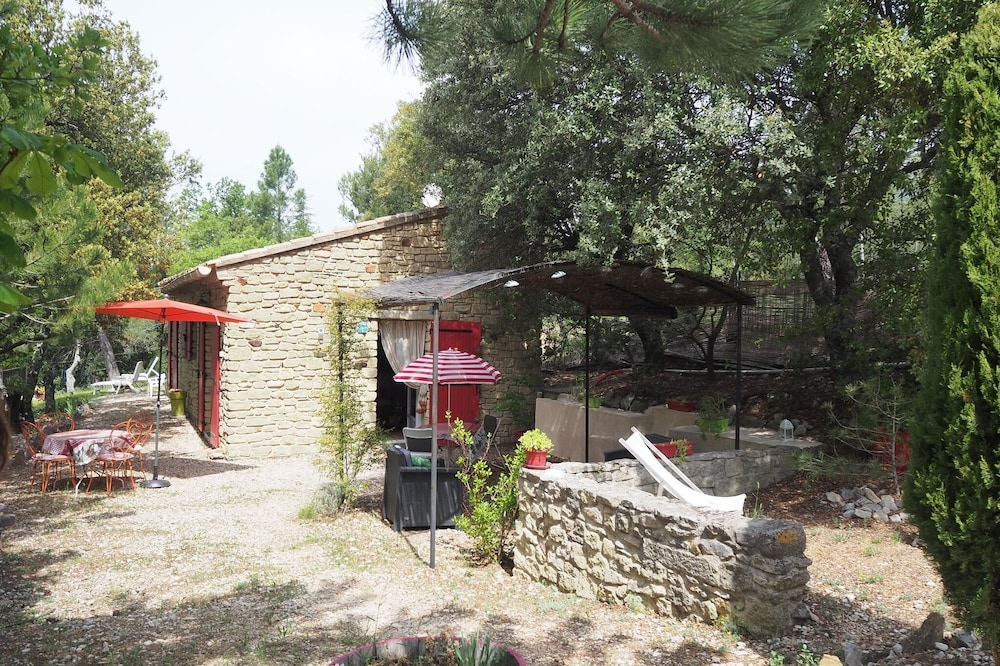 Provencal holiday home with private terrace and panoramic view, Bédoin