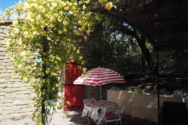 Outdoor dining - Chalet by Mont Ventoux with Stunning Views (Bédoin)