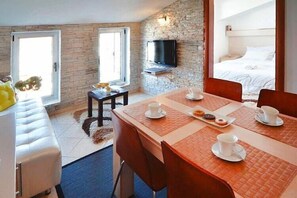 2 bedrooms, iron/ironing board, travel crib, free WiFi - Modern Seaside Apartment in Rovinj (Rovinj)