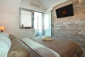 1 bedroom, iron/ironing board, free Internet
