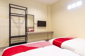 Desk, free WiFi, bed sheets - OYO 1185 Bukit Toedjoeh Residence Syariah (Medan)
