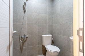 Shower, towels - OYO 1185 Bukit Toedjoeh Residence Syariah (Medan)