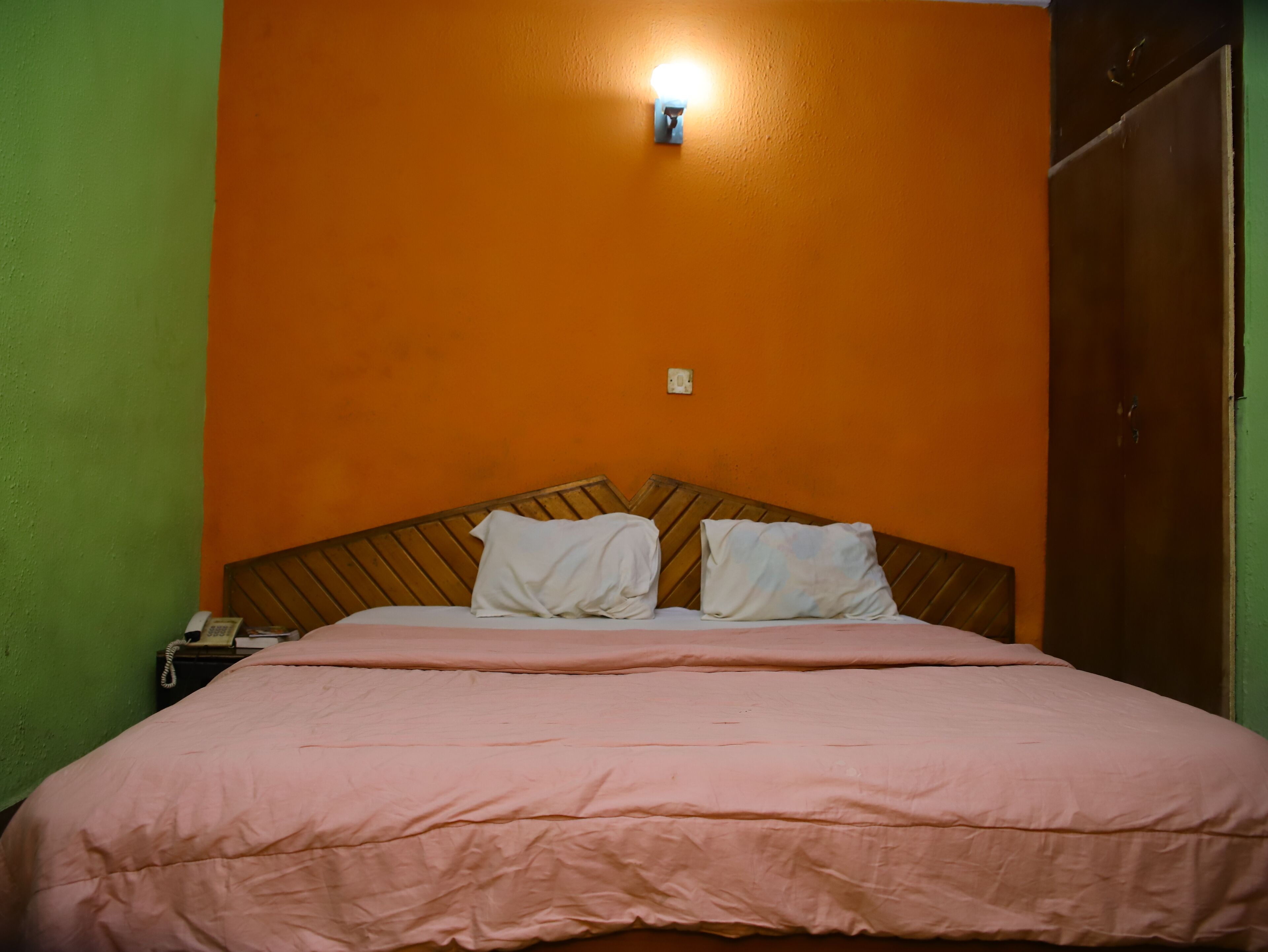 Iron/ironing board, free WiFi, bed sheets
