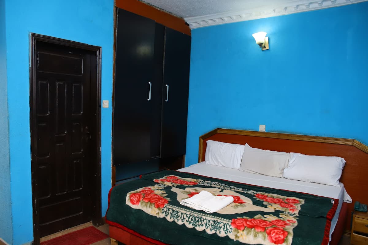 Deluxe Suite | 1 bedroom, iron/ironing board, free WiFi, bed sheets