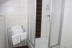 Quarto solteiro básico | Chuveiro